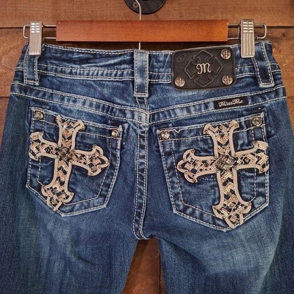Miss Me Signature Low Rise Staight Jeans Embellished Cross Pockets SZ 26 - Picture 1 of 8